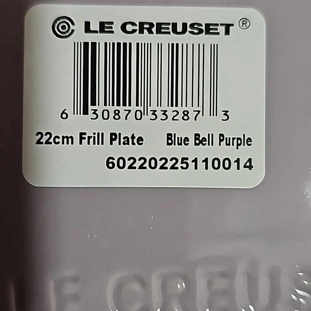 NIB Le Creuset 22cm Satin Blue Bell Purple Frill Plate from the Flower Collectio